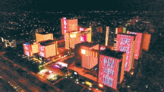 北京点亮初心使命，八达岭长城上演灯光秀庆祝建党百年
