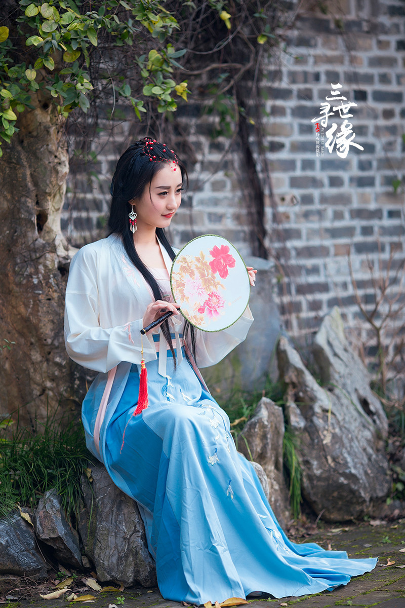赞美江南古代美女的诗，形容女子有古典气质的话